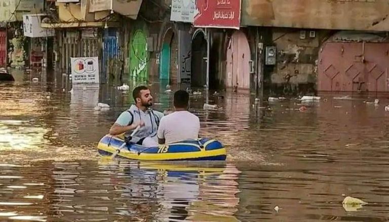 مواطن يستخدم قاربا مطاطيا للإنقاذ في صنعاء- أرشيفية