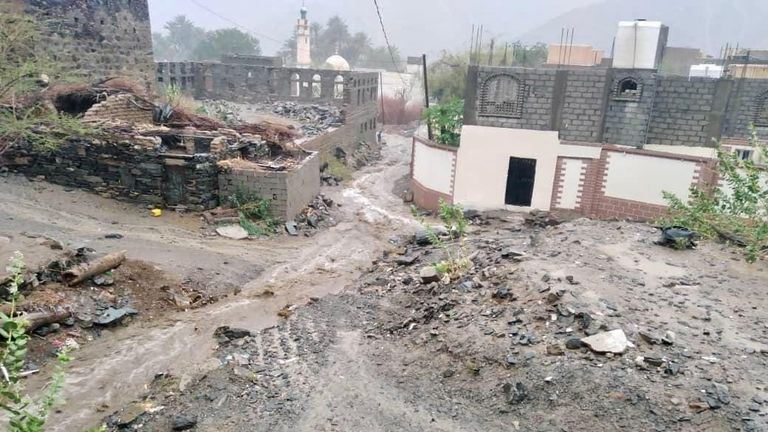 مواطن يستخدم قاربا مطاطيا للإنقاذ في صنعاء- أرشيفية