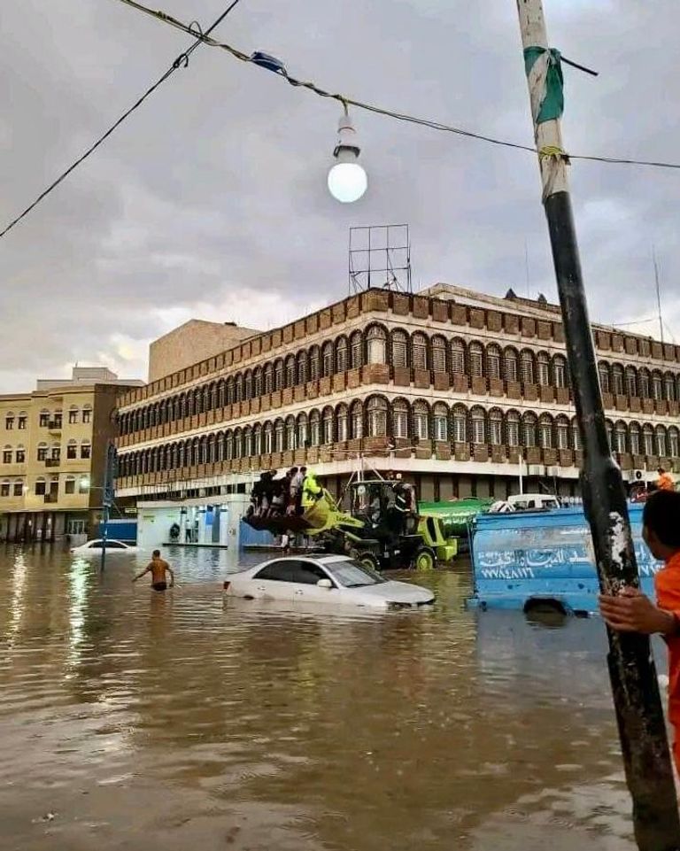 مواطن يستخدم قاربا مطاطيا للإنقاذ في صنعاء- أرشيفية