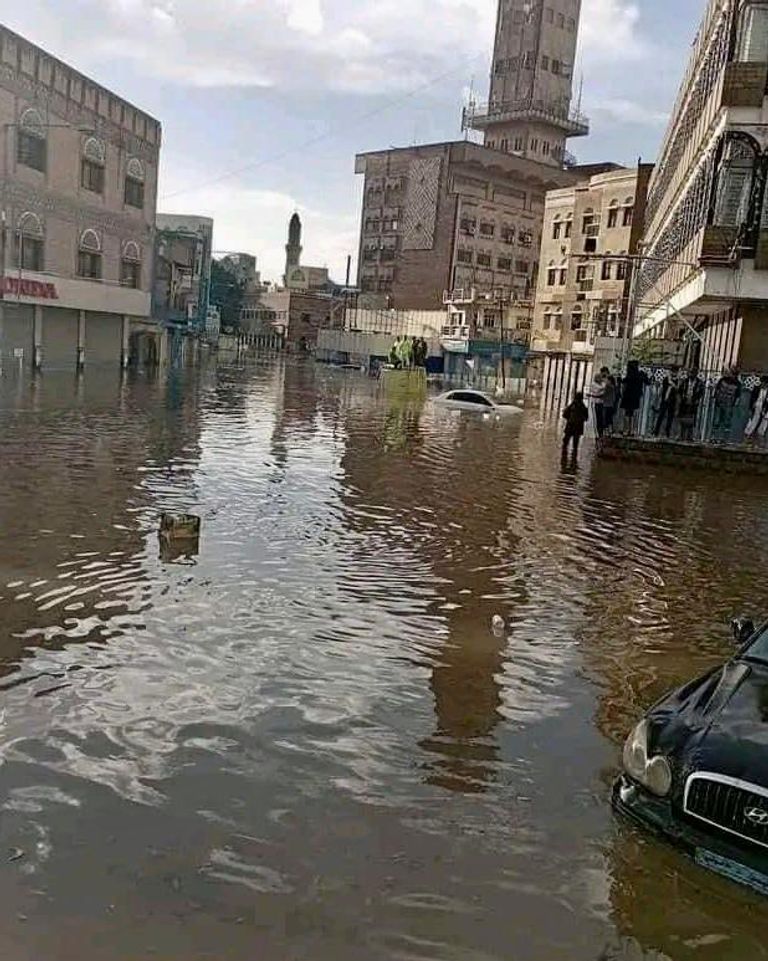 مواطن يستخدم قاربا مطاطيا للإنقاذ في صنعاء- أرشيفية