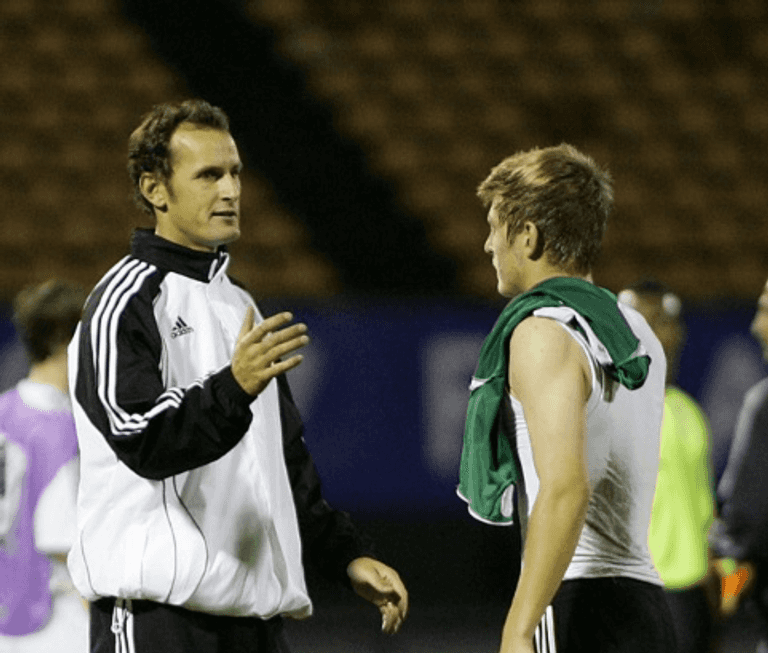 أوليفر كان يعض هايكو هيرليتش لاعب دورتموند عام 1999