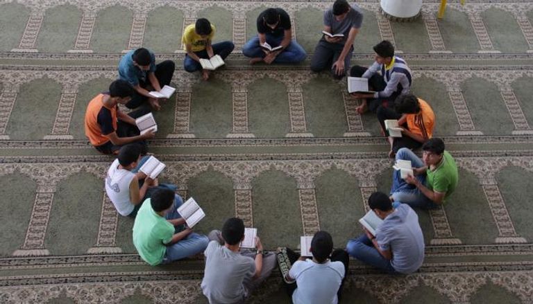 حلقة لقراءة القرآن في مسجد