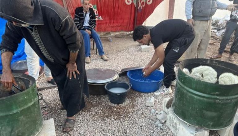 صناعة خبزة التنور في ليبيا خلال شهر رمضان
