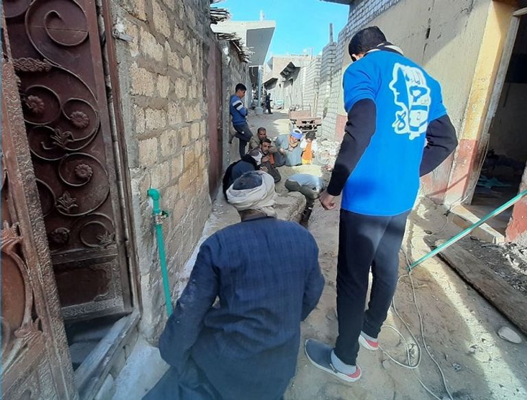 أحد مشروعات وصلات المياه التي تنفذها مؤسسة "ومن الماء حياه " مهند أبوالروس في إحدى الفعاليات بالجامعة الأمريكية بالقاهرة