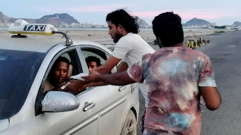 شباب يمنيون يوزعون وجبات الإفطار وقت أذان المغرب