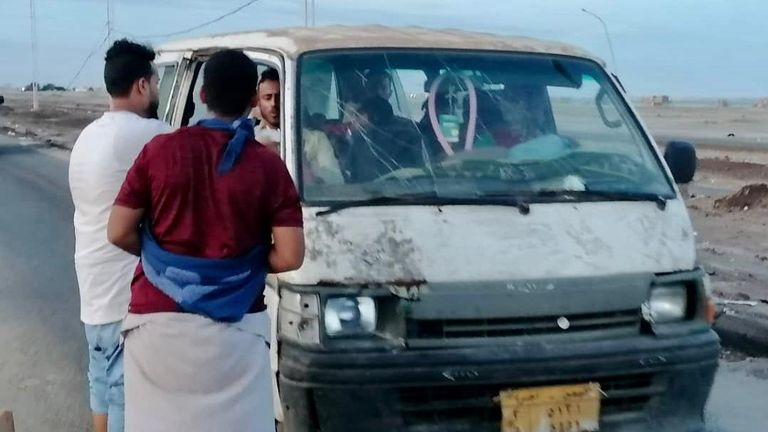 شباب يمنيون يوزعون وجبات الإفطار وقت أذان المغرب