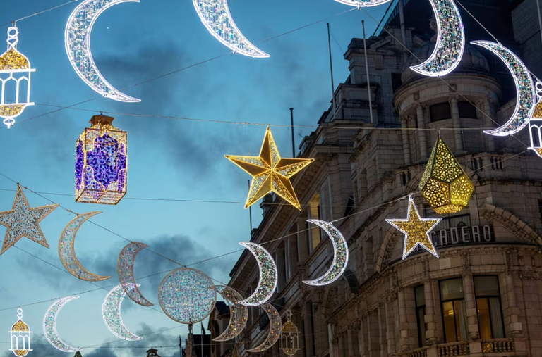 زينة شهر رمضان في أحد شوارع لندن