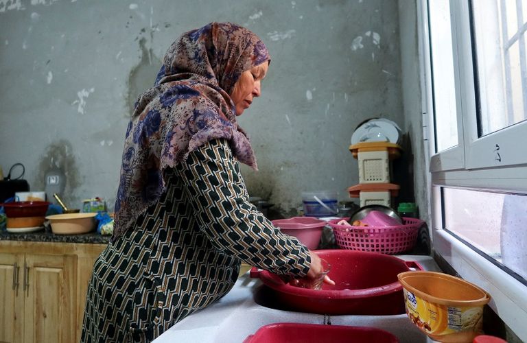 طفل يسير على أرض جافة في محافظة نابل التونسية