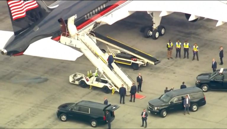 ترامب يستقل طائرته عائدا إلى فلوريدا