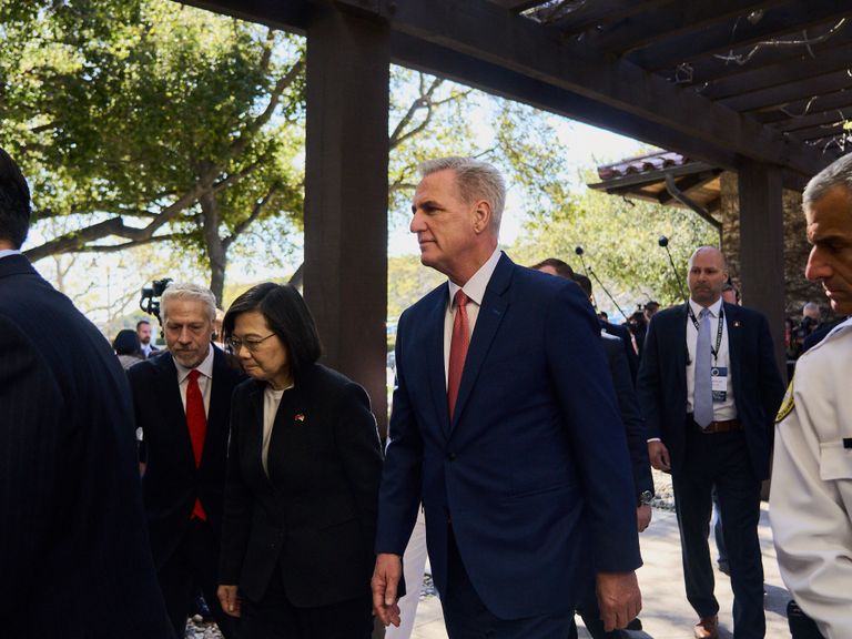 رئيسة تايوان تساي إينغ وين مع رئيس مجلس النواب الأمريكي كيفن مكارثي