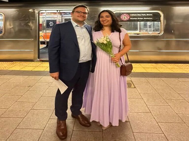 عروسان أمريكيان عقدا قرانهما بجوار محاكمة ترامب - نيويورك بوست