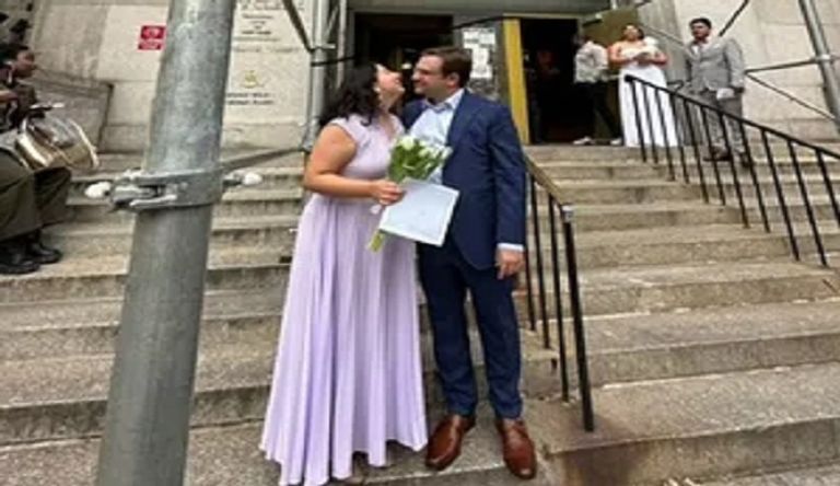 عروسان أمريكيان عقدا قرانهما بجوار محاكمة ترامب - نيويورك بوست