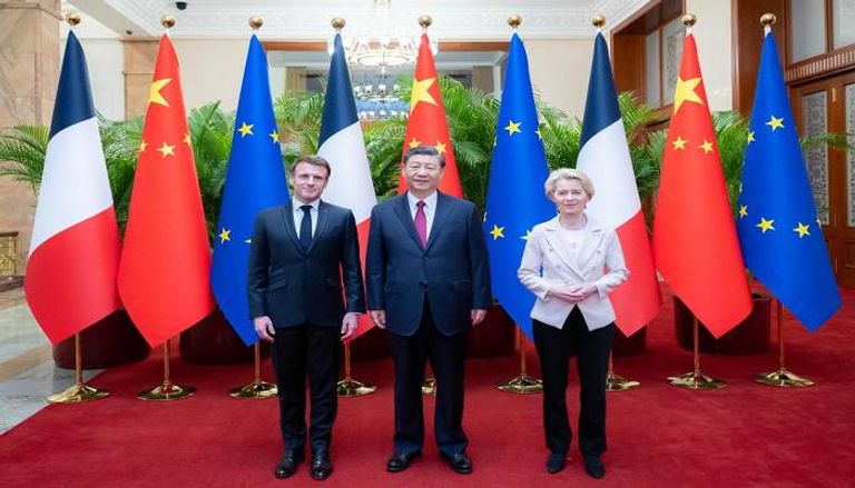 رئيسة المفوضية الأوروبية والرئيسان الصيني والفرنسي