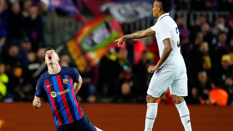 ليفاندوفسكي يسقط روبرت ليفاندوفسكي ضد ريال مدريد