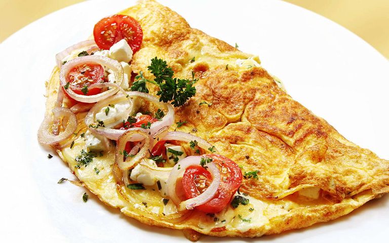 طبق بيض بالجبن الفيتا والخضار