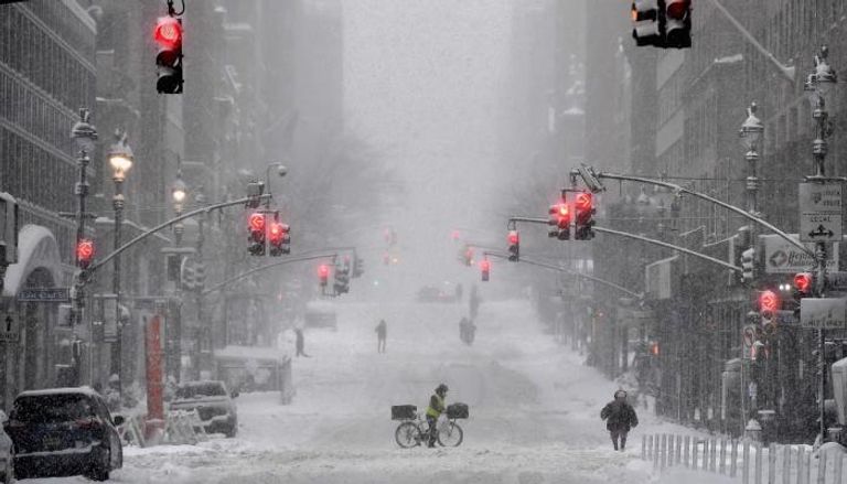 الثلوج تغطي أحد الشوارع في الولايات المتحدة