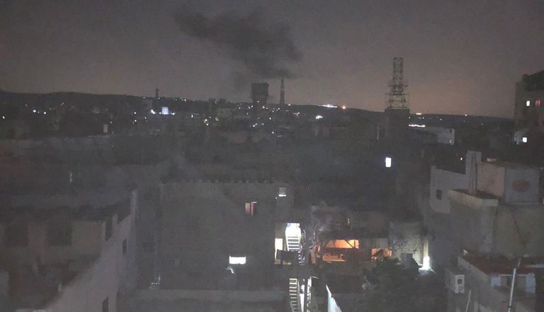 صورة تداولتها وسائل إعلام لبنانية للقصف الإسرائيلي على صور النيران تتصاعد من أحد المباني بغزة جراء القصف الإسرائيلي - رويترز