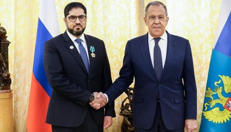 السفير الإماراتي في موسكو يصافح وزير الخارجية الروسي