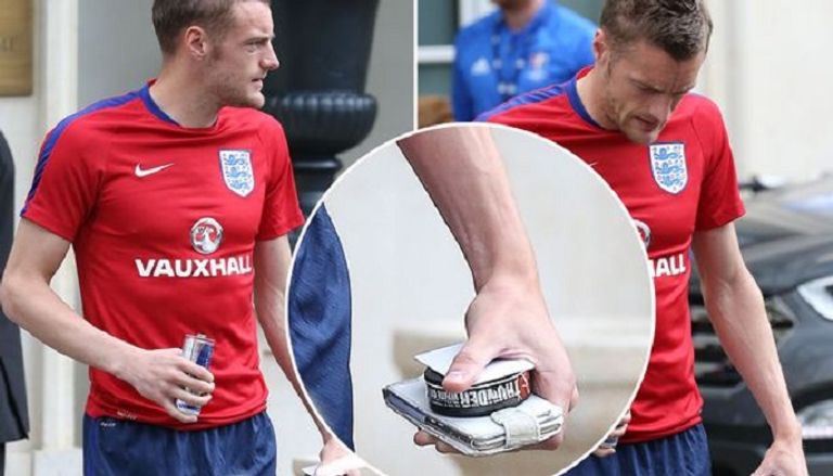 جايمي فاردي مع منتج النيكوتين