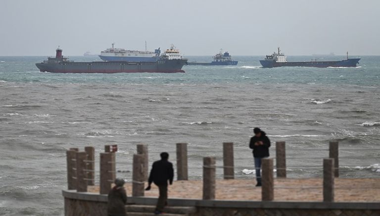 طائرة هليكوبتر عسكرية صينية تحلق فوق جزيرة بينغتان أقرب نقطة لتايوان