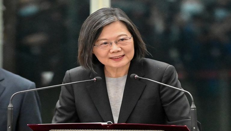 طائرة هليكوبتر عسكرية صينية تحلق فوق جزيرة بينغتان أقرب نقطة لتايوان