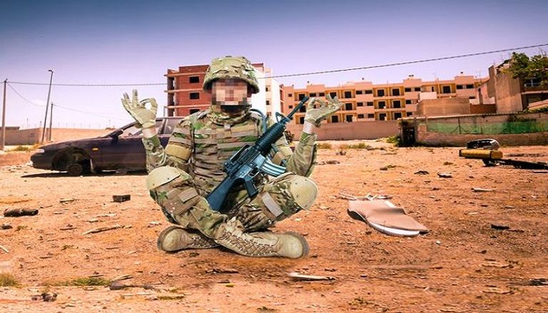 مجندة بريطانية تمارس تدريبات اليوغا