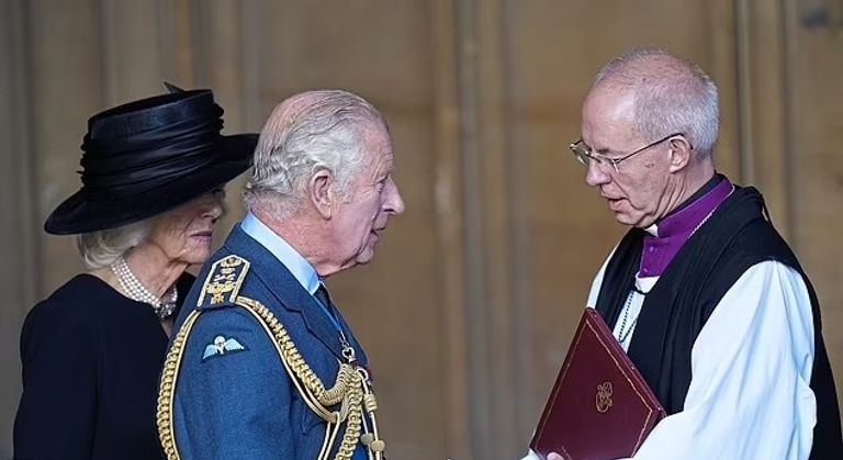 الملك تشارلز الثالث خلال لقائه يونوبينغو زعيم السكان الأصليين بأستراليا