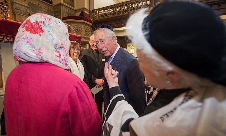 الملك تشارلز الثالث خلال لقائه يونوبينغو زعيم السكان الأصليين بأستراليا