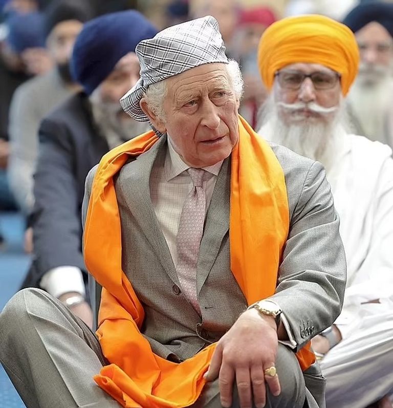 الملك تشارلز الثالث خلال لقائه يونوبينغو زعيم السكان الأصليين بأستراليا