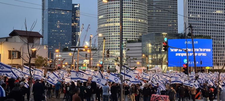 جانب من المظاهرات الليلية في تل أبيب