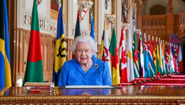 بلدة وندسور والقلعة (على اليسار) تستعدان لتتويج الملك تشارلز