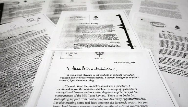 بلدة وندسور والقلعة (على اليسار) تستعدان لتتويج الملك تشارلز