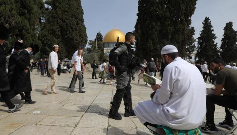 مستوطنون يهود في ساحات المسجد الأقصى وسط المرابطين الفلسطينيين 