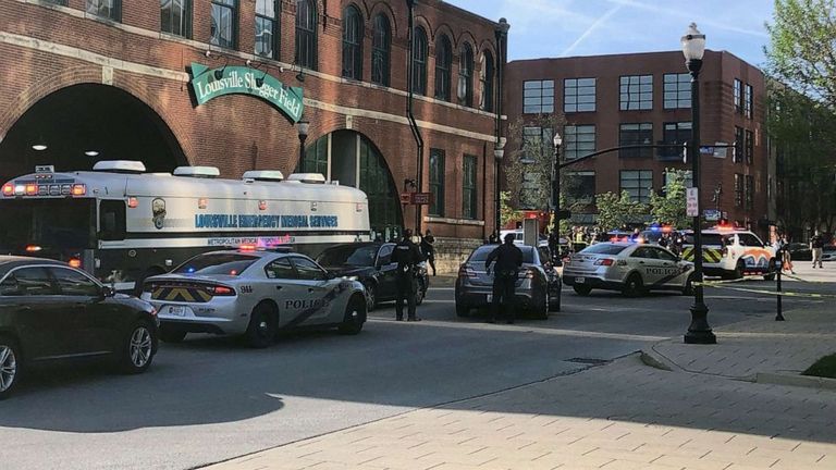 الشرطة الأمريكية تنتشر في موقع إطلاق نار وسط مدينة لويزفيل