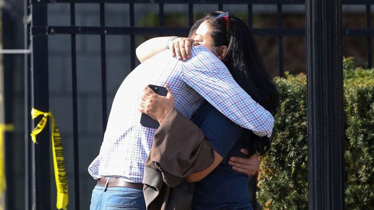 الشرطة الأمريكية تنتشر في موقع إطلاق نار وسط مدينة لويزفيل