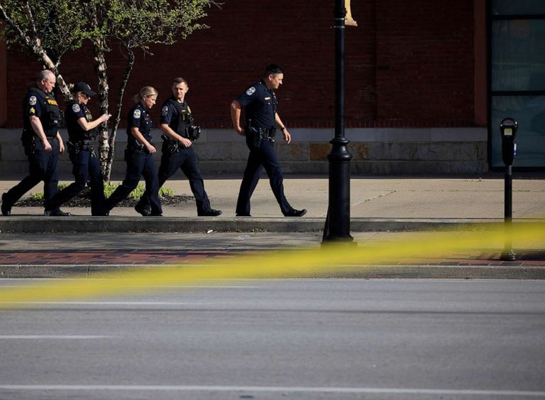 الشرطة الأمريكية تنتشر في موقع إطلاق نار وسط مدينة لويزفيل