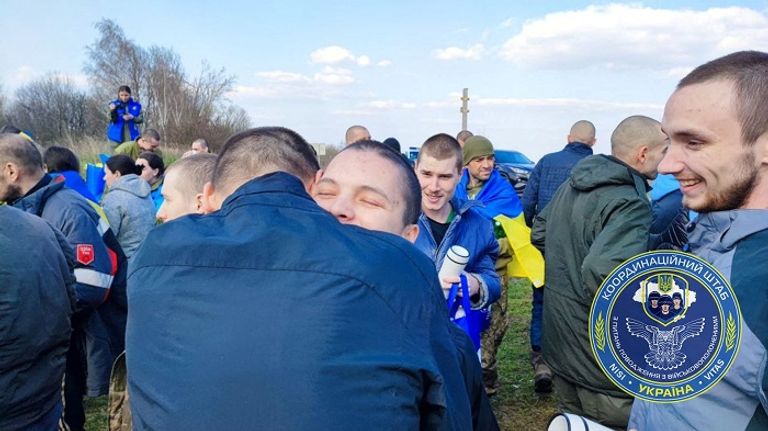 جنود أوكرانيون شملتهم صفقة التبادل - رويترز