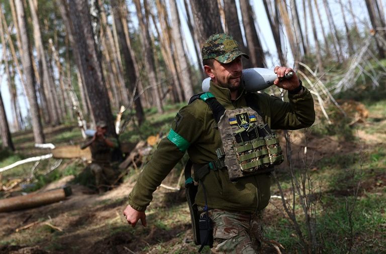 جنديان أوكرانيان على الجبهة - رويترز