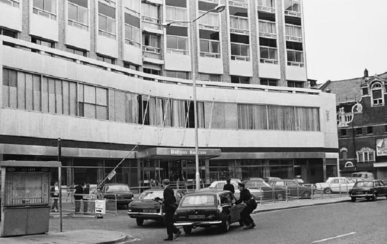 جنود بريطانيون يحرسون فندق يوروبا بعد هجوم