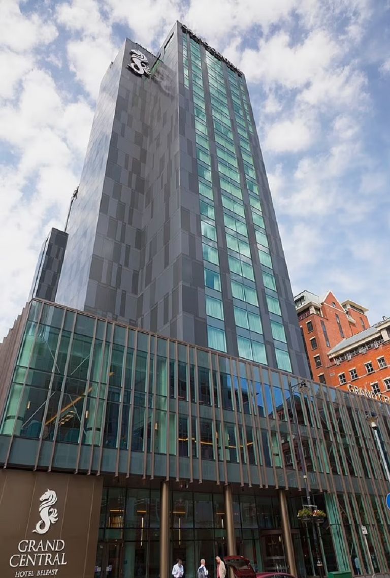 جنود بريطانيون يحرسون فندق يوروبا بعد هجوم