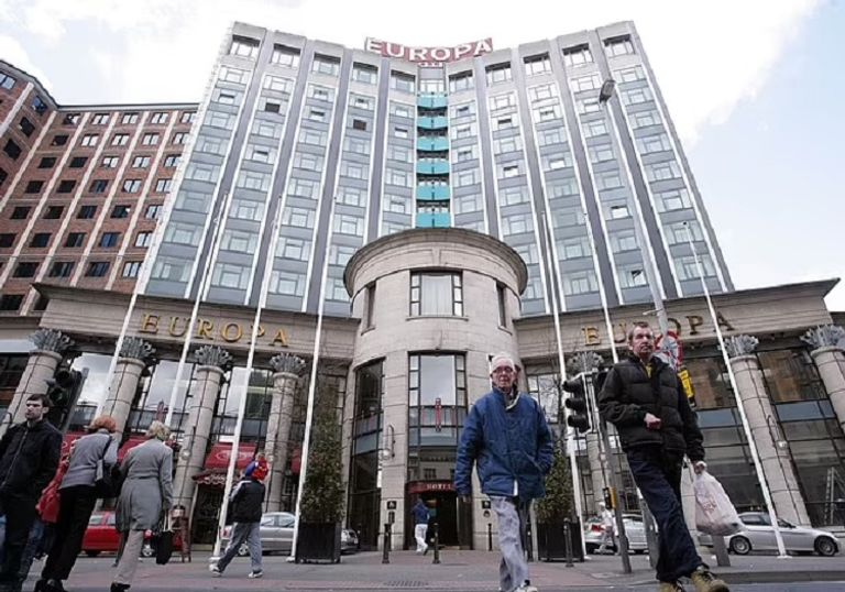 جنود بريطانيون يحرسون فندق يوروبا بعد هجوم