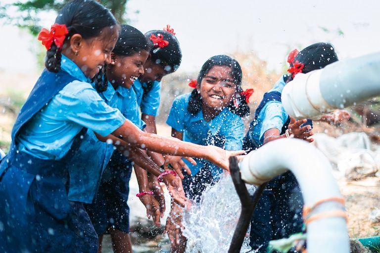 102 مليون مستفيد في 100 دولة عدد المستفيدين في 2022