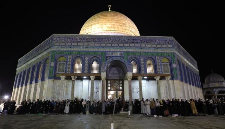 فلسطينيون يؤدون صلاة التراويح بالمسجد الأقصى 