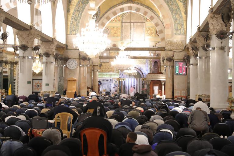 فلسطينيون يؤدون صلاة التراويح بالمسجد الأقصى