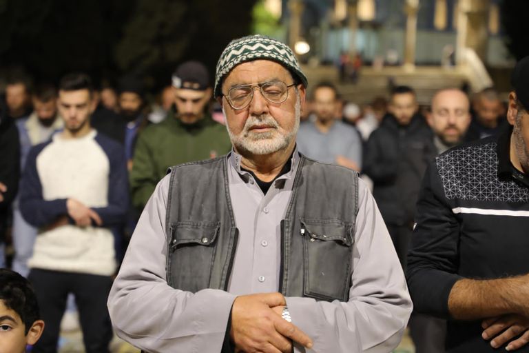 فلسطينيون يؤدون صلاة التراويح بالمسجد الأقصى