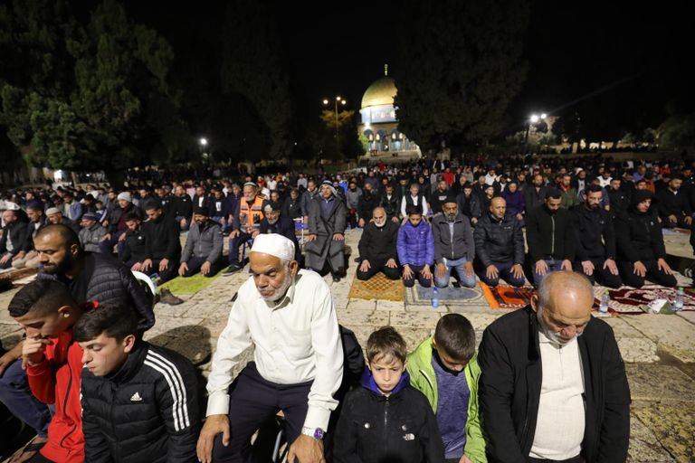 فلسطينيون يؤدون صلاة التراويح بالمسجد الأقصى