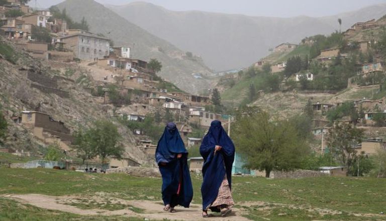 نساء أفغانستان يخضعن لقيود في اللباس عند الخروج من منازلهن 