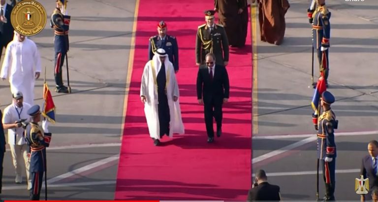 الشيخ محمد بن زايد آل نهيان يصل إلى مصر والسيسي في مقدمة مستقبليه