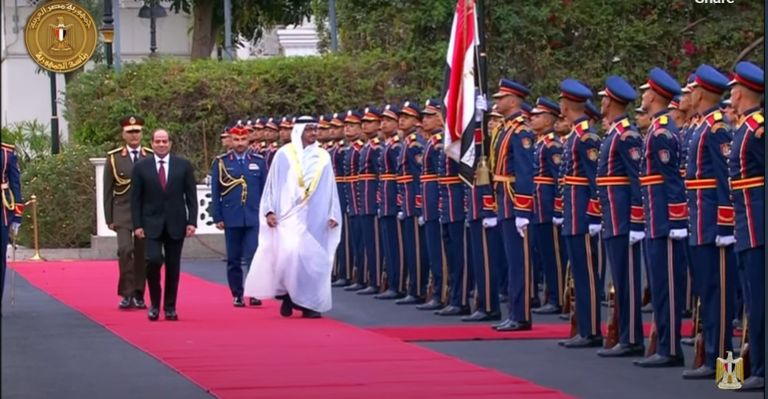 الشيخ محمد بن زايد آل نهيان يصل إلى مصر والسيسي في مقدمة مستقبليه