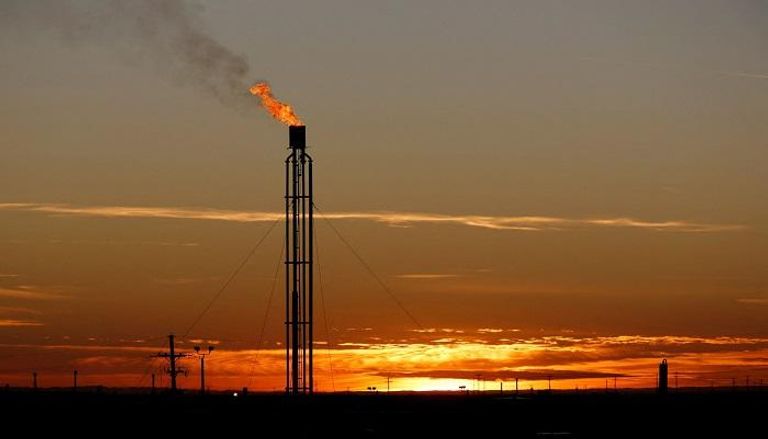 شعلة تحرق الغاز الطبيعي الزائد في حوض بيرميان بولاية تكساس - رويترز